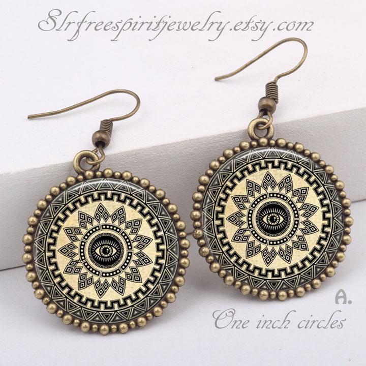 Drittes Auge Chakrah Ohrringe, Chakra-Heilung, Foto Bild Cabochon Schmuck, Mandala Design, Siritual Meditation Drittes Auge Chakrah Ohrringe, Chakra-Heilung, Foto Bild Cabochon Schmuck, Mandala Design, Siritual Meditation von slrfreespiritjewelry