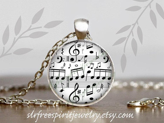 Musik Noten Halskette, Musik-Symbole, Noten, Student Geschenk, Klaviermusik, Foto-Bild-Schmuck, Trebel Clef, Linien, Schwarz Und Weiß Musik Noten Halskette, Musik-Symbole, Noten, Student Geschenk, Klaviermusik, Foto-Bild-Schmuck, Trebel Clef, Linien, Schwarz Und Weiß von slrfreespiritjewelry