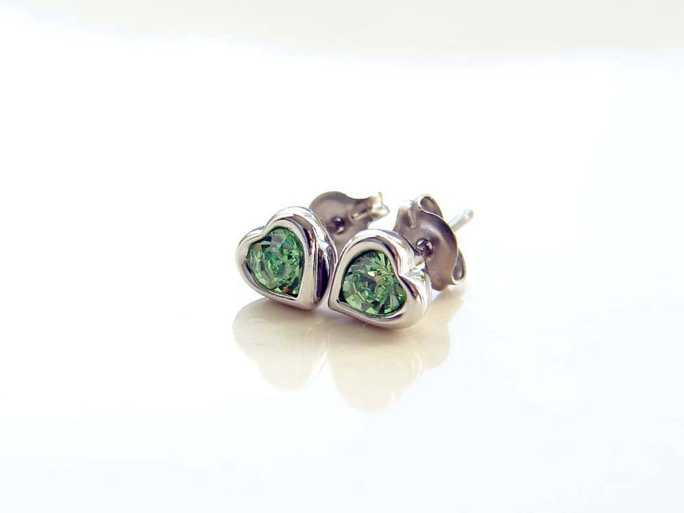 August Geburtstag. Teeny Tiny Peridot Grüne Ohrringe. Kristall Herz Ohrstecker. Brautjungfer Titan Ohrstecker August Geburtstag. Teeny Tiny Peridot Grüne Ohrringe. Kristall Herz Ohrstecker. Brautjungfer Titan Ohrstecker von smallbluethings
