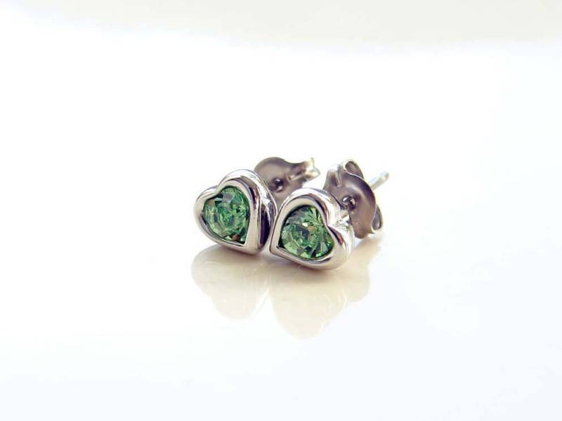 August Geburtstag. Teeny Tiny Peridot Grüne Ohrringe. Kristall Herz Ohrstecker. Brautjungfer Titan Ohrstecker August Geburtstag. Teeny Tiny Peridot Grüne Ohrringe. Kristall Herz Ohrstecker. Brautjungfer Titan Ohrstecker von smallbluethings
