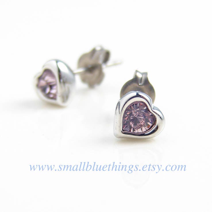 Herz-Bolzen-Ohrringe ~ Teeny Tiny Amethyst Herz Ohrringe. Licht Kristall Ohrstecker. Brautjungfer Titan Post Ohrringe Herz-Bolzen-Ohrringe ~ Teeny Tiny Amethyst Herz Ohrringe. Licht Kristall Ohrstecker. Brautjungfer Titan Post Ohrringe von smallbluethings