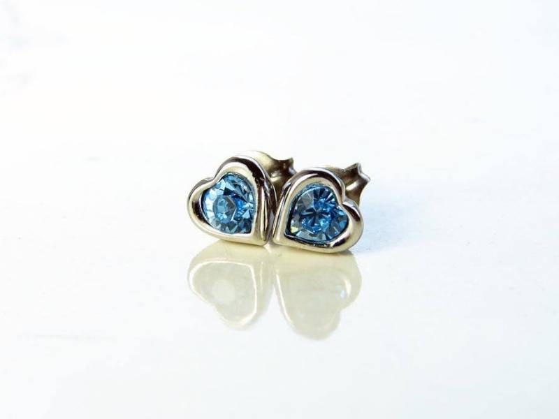 März Geburtstag. Teeny Tiny Crystal Blue Heart Ohrringe. Aquamarin Herz Ohrstecker. Brautjungfer Titan Ohrstecker März Geburtstag. Teeny Tiny Crystal Blue Heart Ohrringe. Aquamarin Herz Ohrstecker. Brautjungfer Titan Ohrstecker von smallbluethings