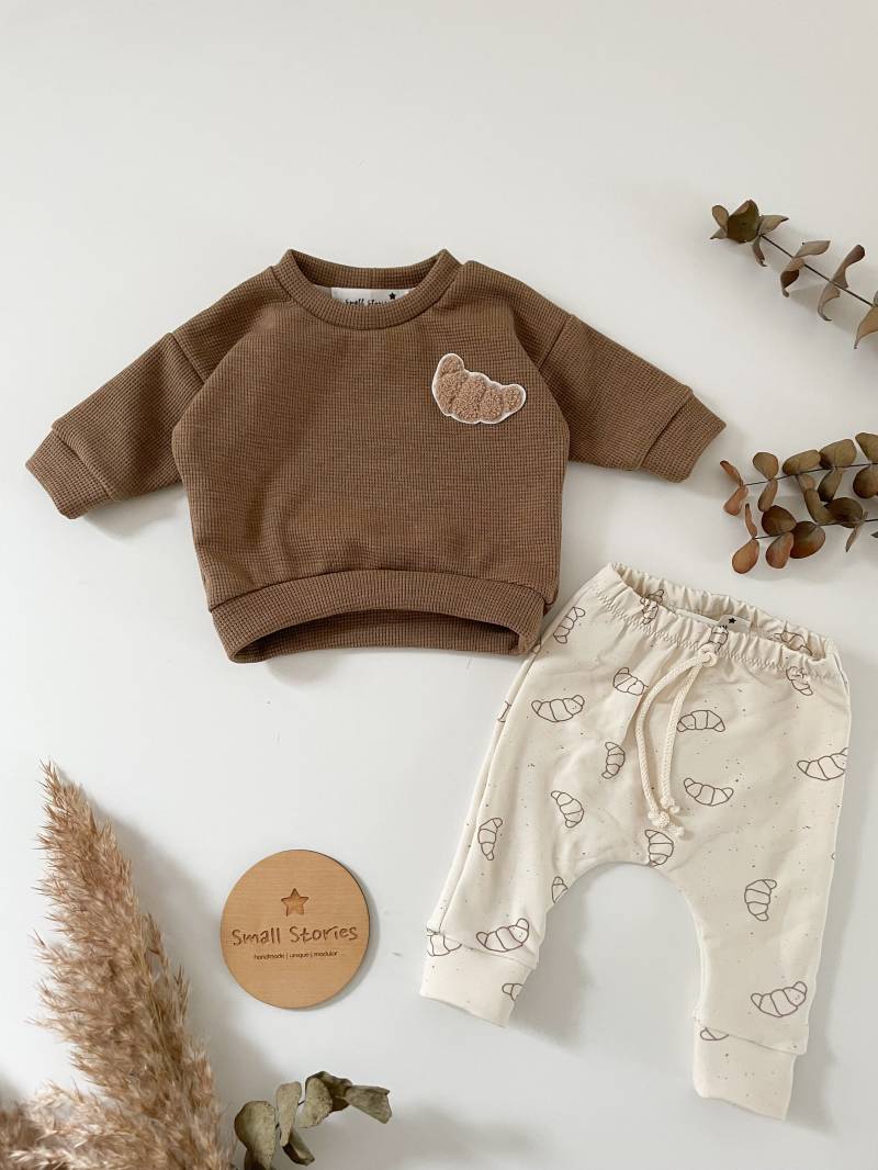 Baby-Set Oversized Sweater Croissant Und Passender Hose | Statement Patch Geschenk Baby Kleinkind von smallstorieshandmade