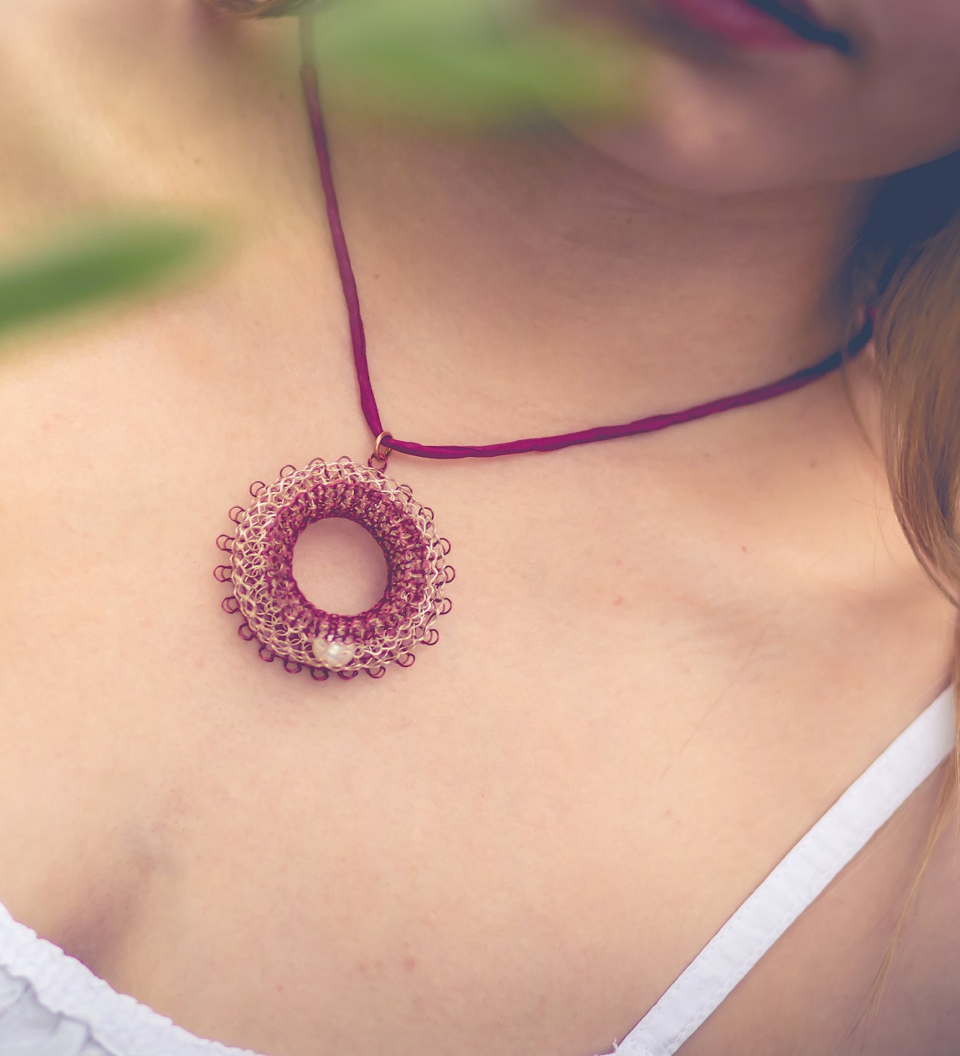 Donut - Aus Draht Gestrickter Ring-Anhänger Mit Süßwasser-Perle von smdesignatelier