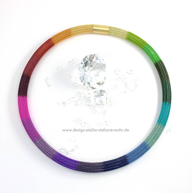 Doppelt Hand Gestrickte Regenbogen Schlauch-Kette Mit Goldfarbenem Magnetverschluss Doppelt Hand Gestrickte Regenbogen Schlauch-Kette Mit Goldfarbenem Magnetverschluss von smdesignatelier