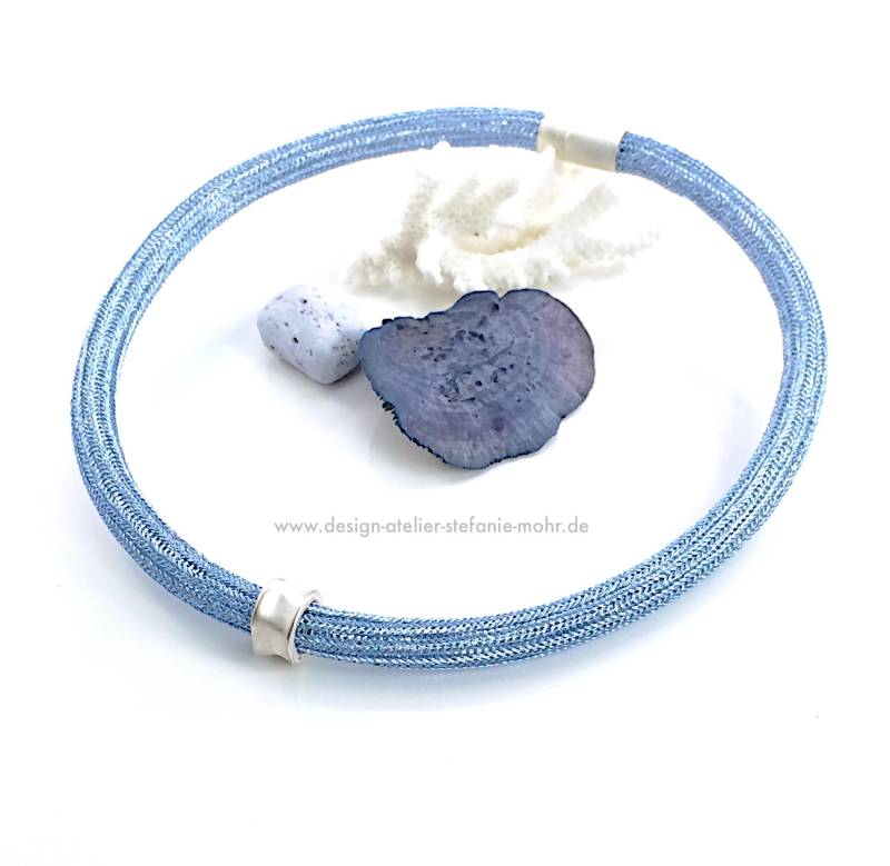 Doppelt Hand Gestricktes Collier/Schlauchkette in Himmelblau Mit Matt Silberfarbenem Magnetverschluss Doppelt Hand Gestricktes Collier/Schlauchkette in Himmelblau Mit Matt Silberfarbenem Magnetverschluss von smdesignatelier