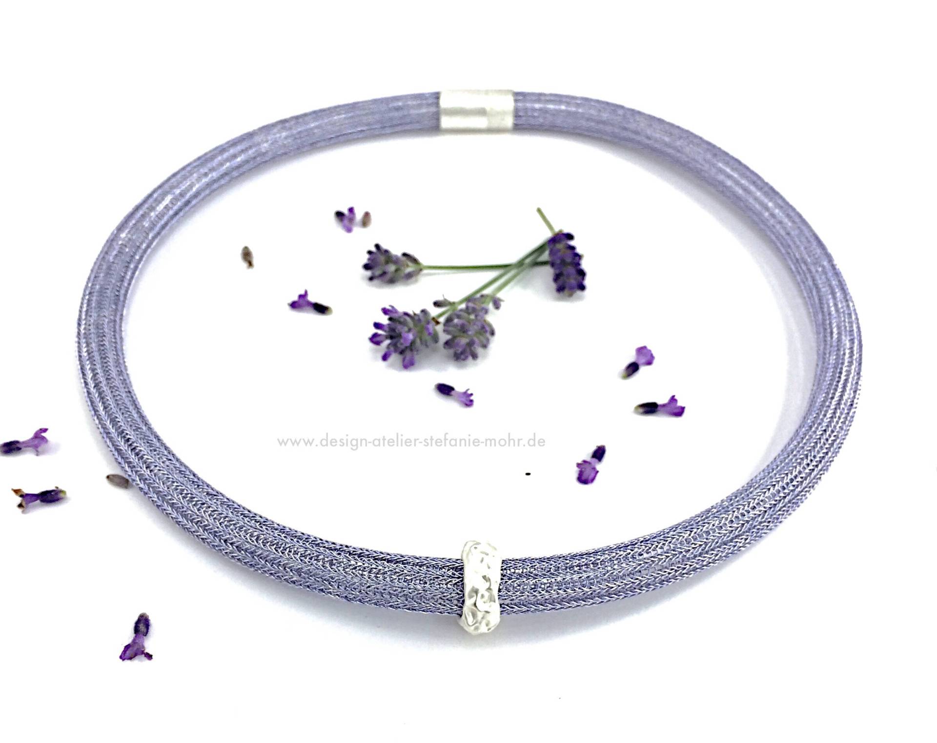 Doppelt Hand Gestricktes Collier in Lavendel Mit Matt Silberfarbenem Magnetverschluss von smdesignatelier