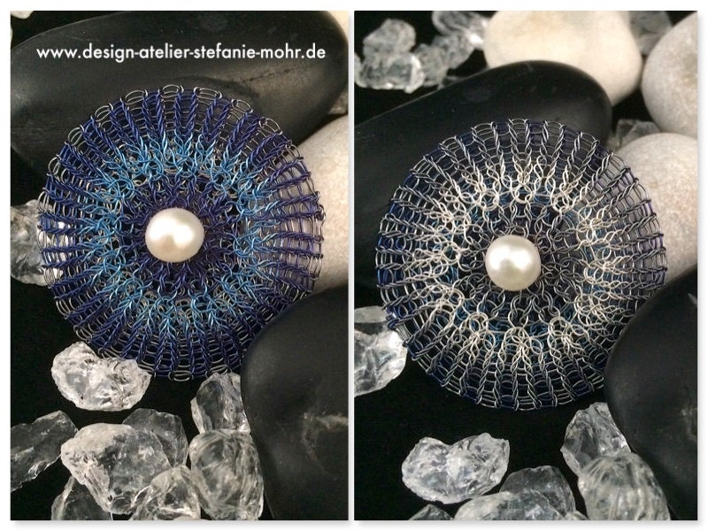 Doppelt Von Hand Gestrickt Wende-Brosche/-Pin Vice-Versa Mit Süßwasserperle Blau Und Grau Doppelt Von Hand Gestrickt Wende-Brosche/-Pin Vice-Versa Mit Süßwasserperle Blau Und Grau von smdesignatelier