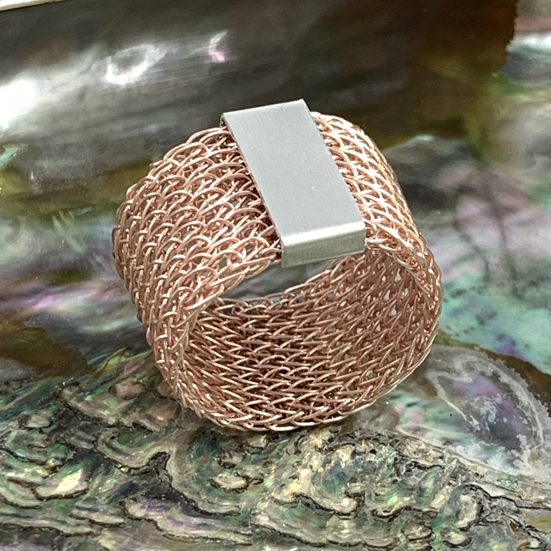 Fingergestrickter Ring Aus Roségoldfarbenem Kupferdraht Mit Aluminium-Slider von smdesignatelier