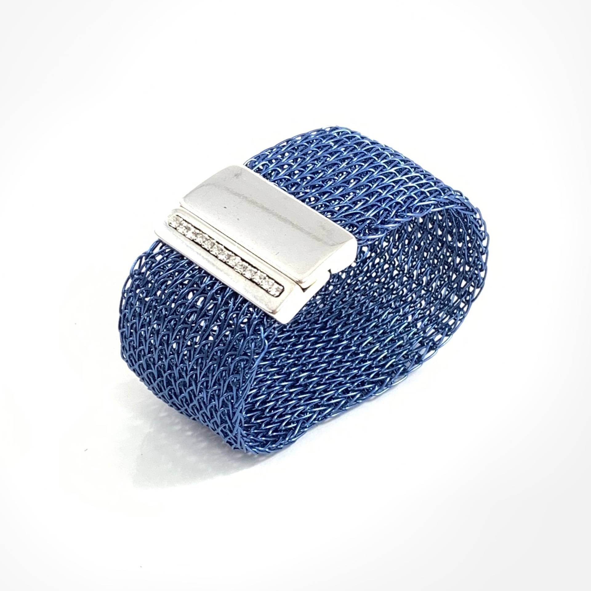 Fingergestricktes Manschetten-Armband, Jeansblau Mit Magnetschließe von smdesignatelier