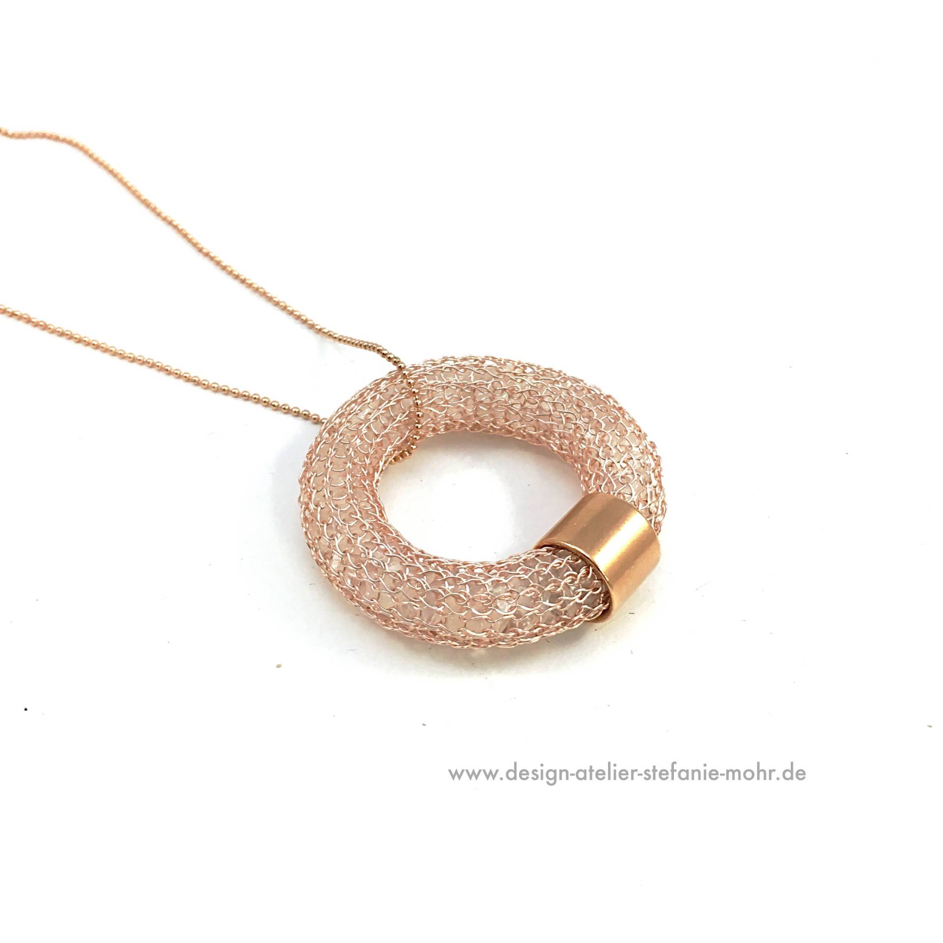 Gestrickter Donut-/Ring-Anhänger Roségold-Farben Gefüllt Mit Bergkristall von smdesignatelier