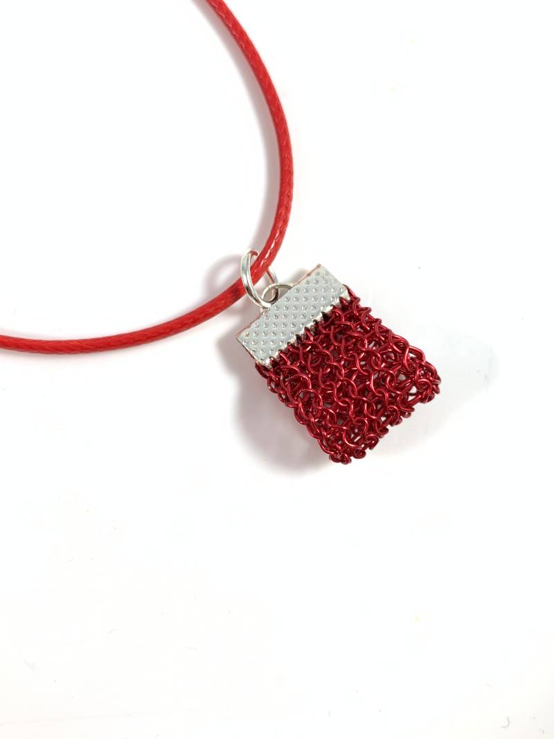 Gestrickter Ketten-Anhänger Aus Rotem Kupferdraht An Einem Längenverstellbaren Band Gestrickter Ketten-Anhänger Aus Rotem Kupferdraht An Einem Längenverstellbaren Band von smdesignatelier