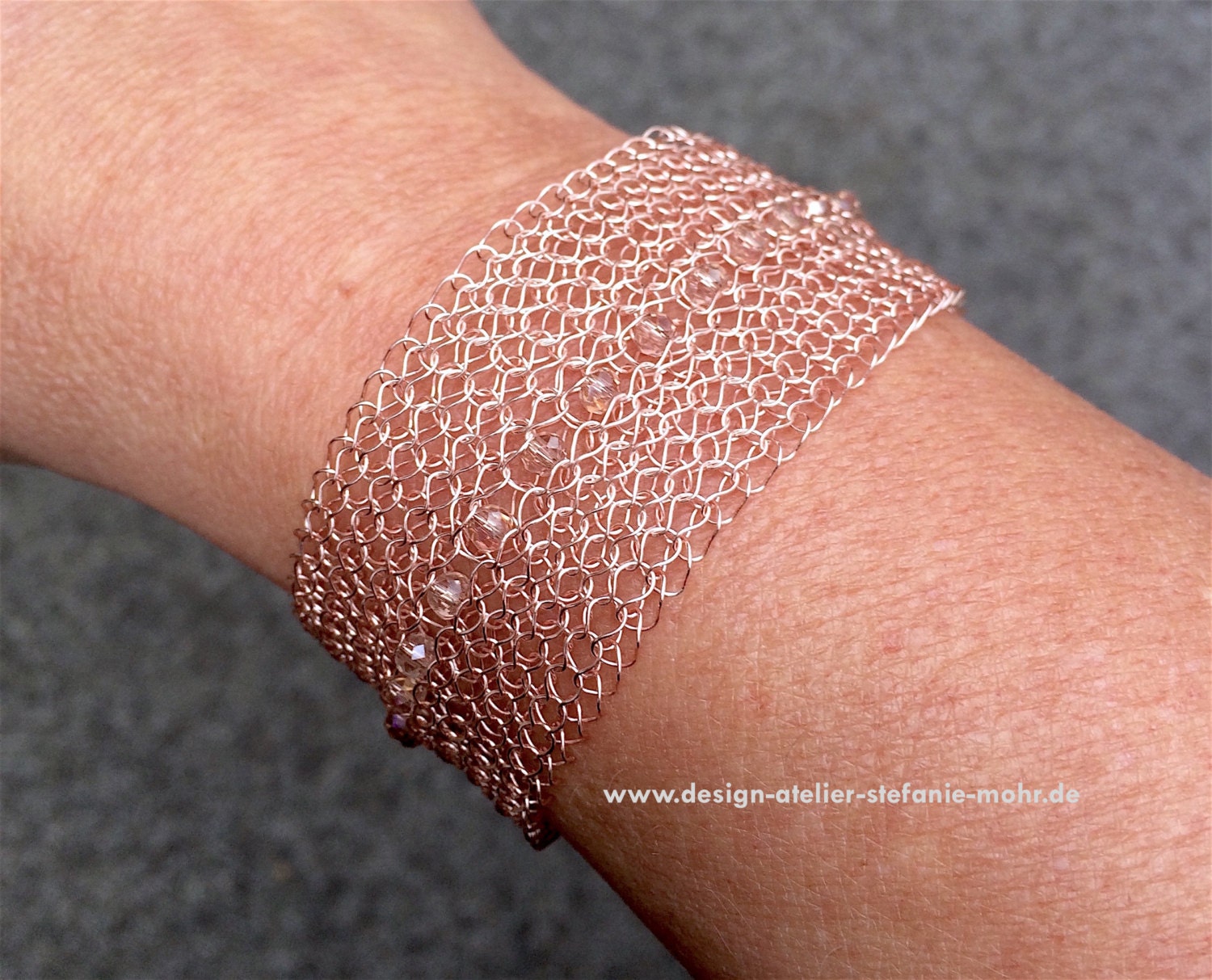 Gestricktes Armband Mit Glam & Glitzer - Farbwahl von smdesignatelier