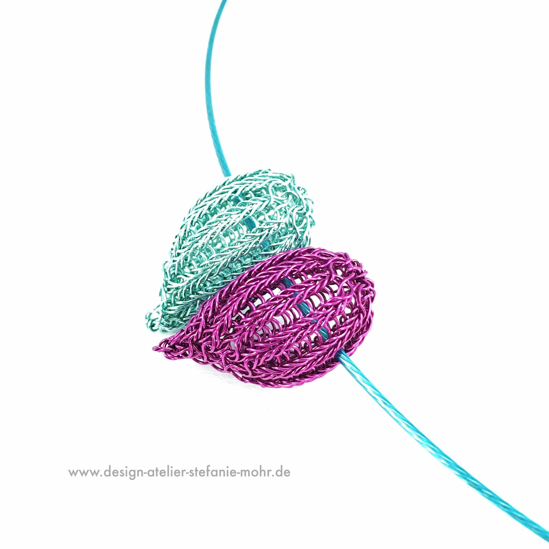 Halsreif Mit Doppelt Gestricktem, Zweigeteiltem "Herz" Aus Draht Eisblau/Fuchsia von smdesignatelier