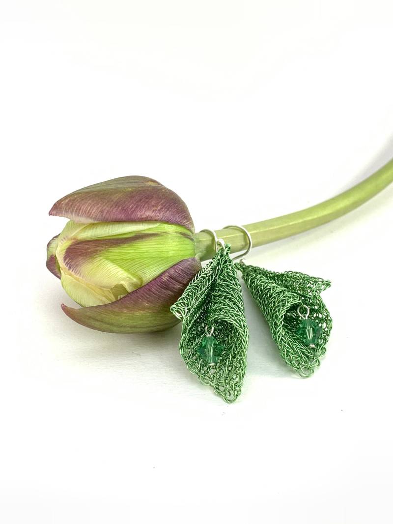 Hand Gestrickte Calla Ohrringe Aus Grünem Kupferdraht Mit Kristall Bicones Hand Gestrickte Calla Ohrringe Aus Grünem Kupferdraht Mit Kristall Bicones von smdesignatelier