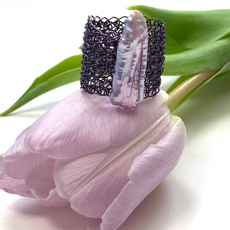 Hand Gestrickter Ring Aus Dunkellilafarbenem Kupferdraht Mit Schöner Hellilafarbenenbiwa-Perle Hand Gestrickter Ring Aus Dunkellilafarbenem Kupferdraht Mit Schöner Hellilafarbenenbiwa-Perle von smdesignatelier