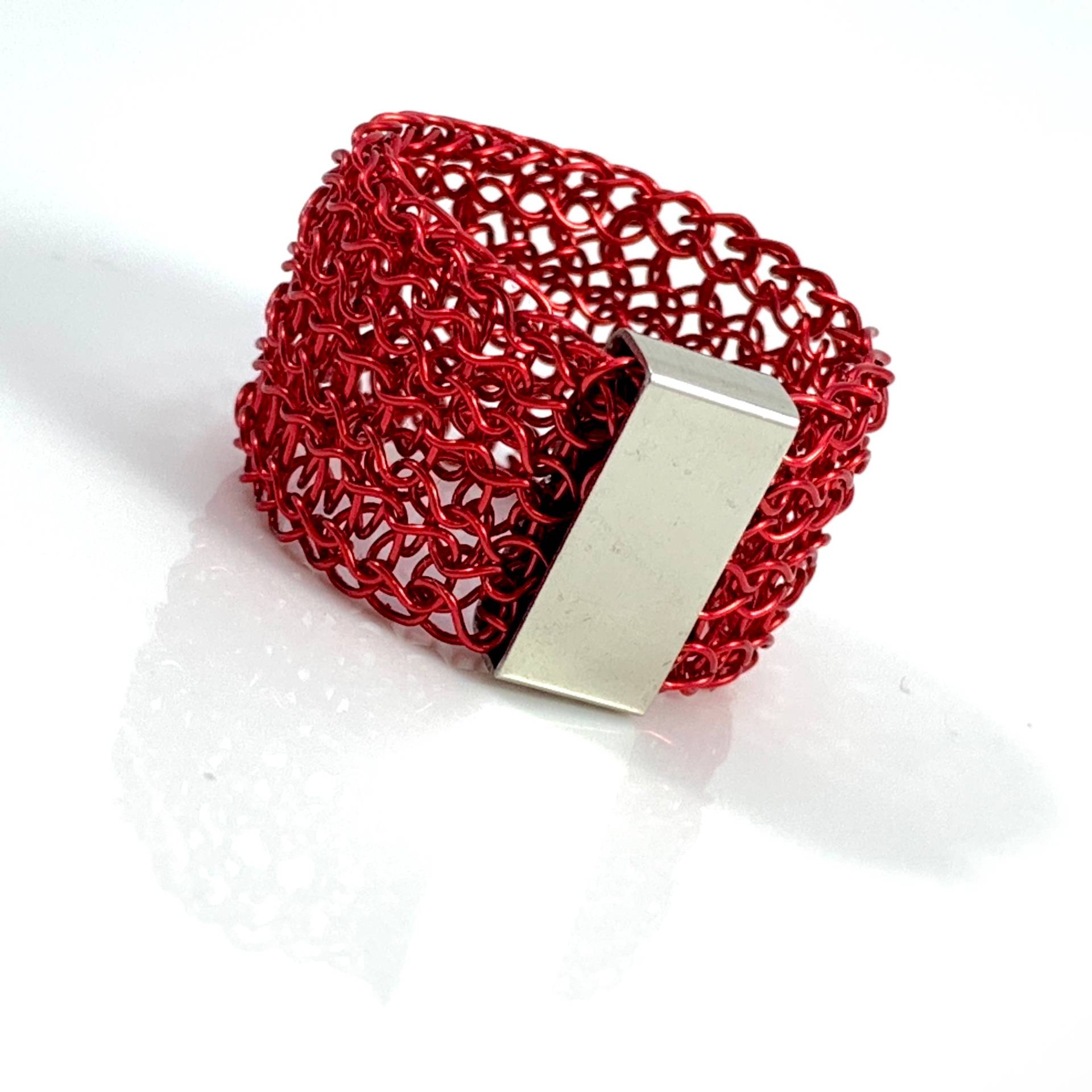 Hand Gestrickter Ring Aus Knallrotem Kupferdraht Mit Edelstahl Slider von smdesignatelier