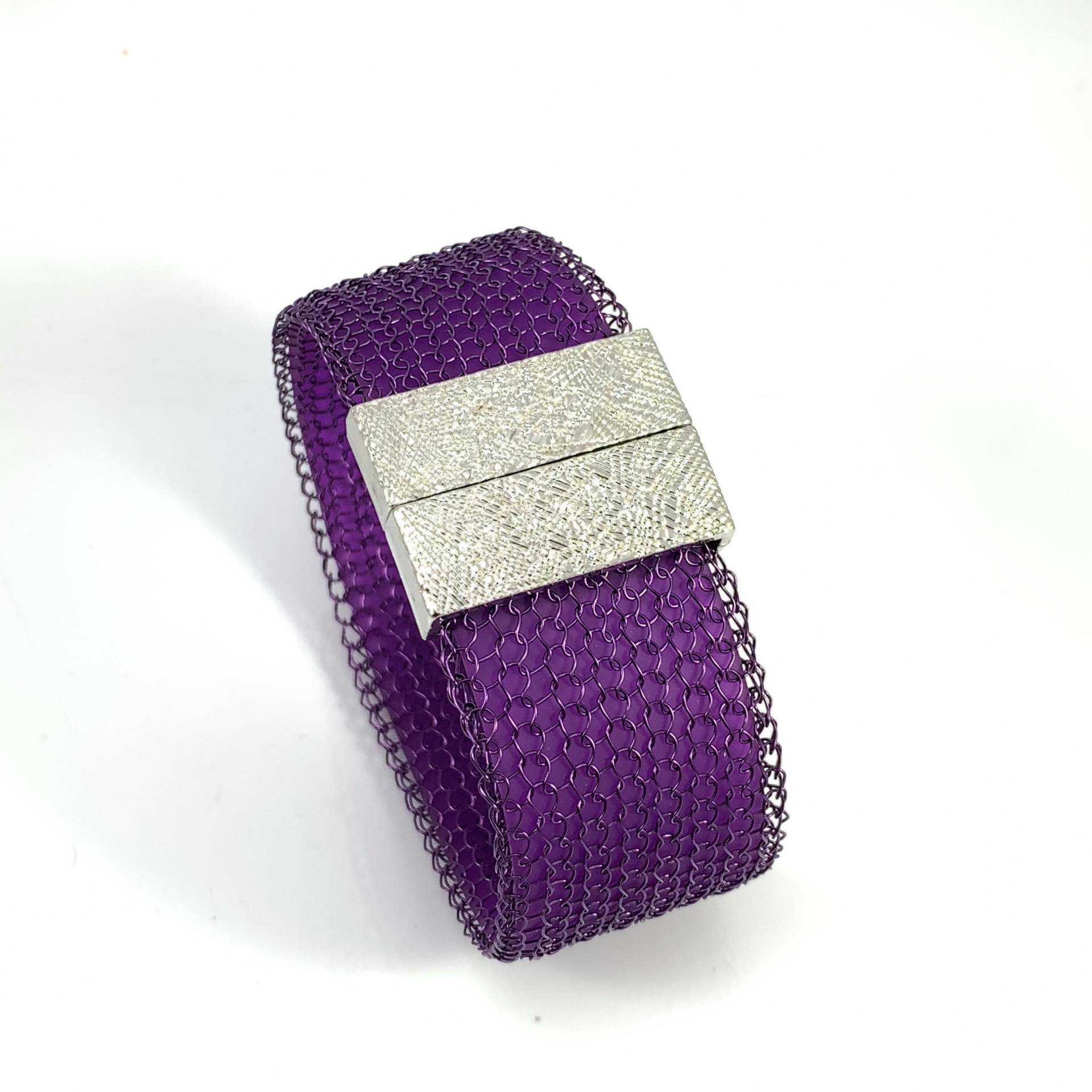 Hand Gestricktes Manschetten-Armband, Dunkellila Mit Lilafarbenem Kautschuk Inlay von smdesignatelier