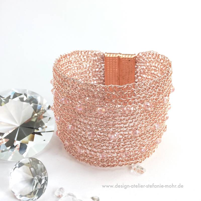 Hand Gestricktes Manschetten Armband Roségoldfarben Mit Glitzersteinchen Hand Gestricktes Manschetten Armband Roségoldfarben Mit Glitzersteinchen von smdesignatelier