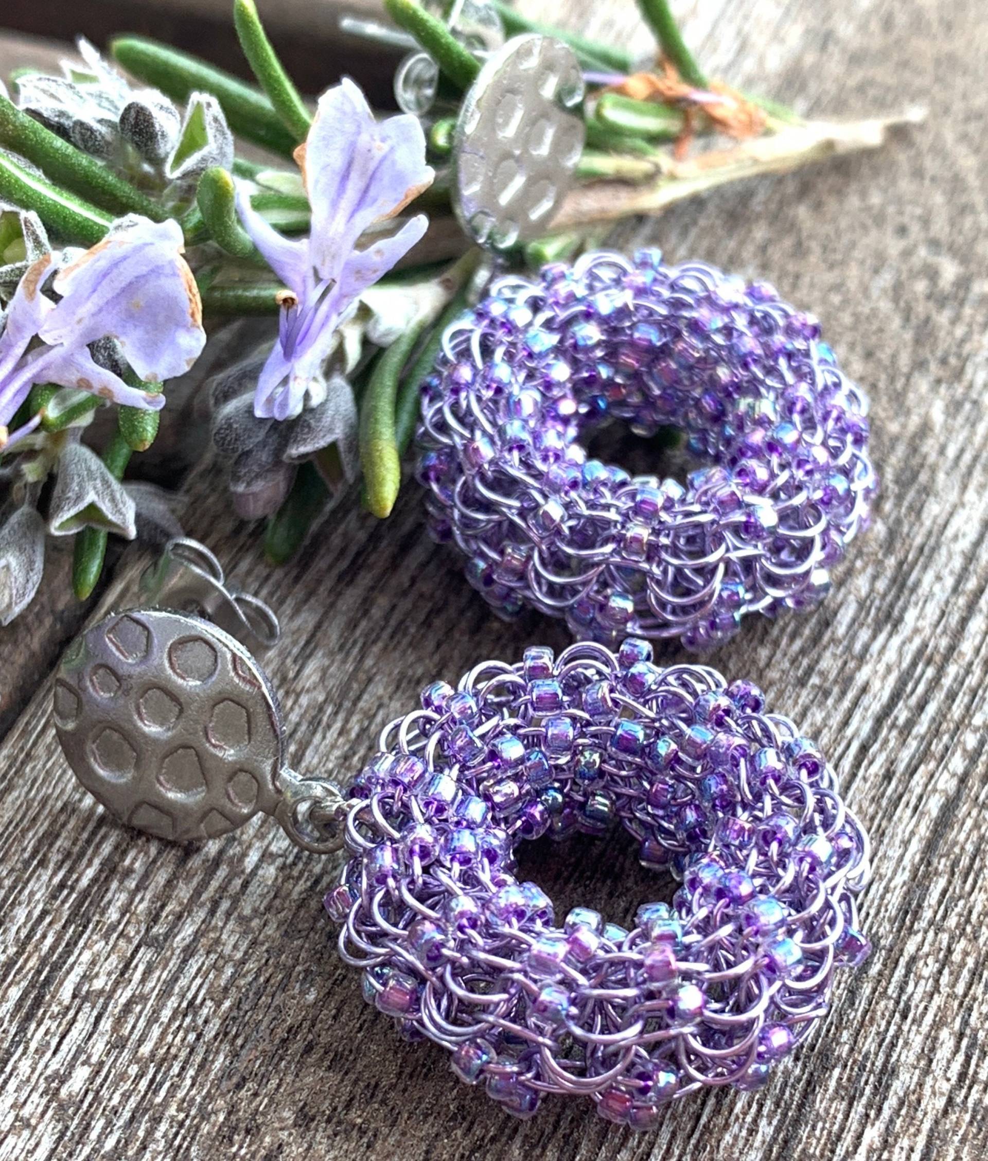 Ohrringe Gestrickter Donut-/Ring Aus Lavendelfarbenem Kupferdraht Mit Lilafarbenen Rocailles von smdesignatelier