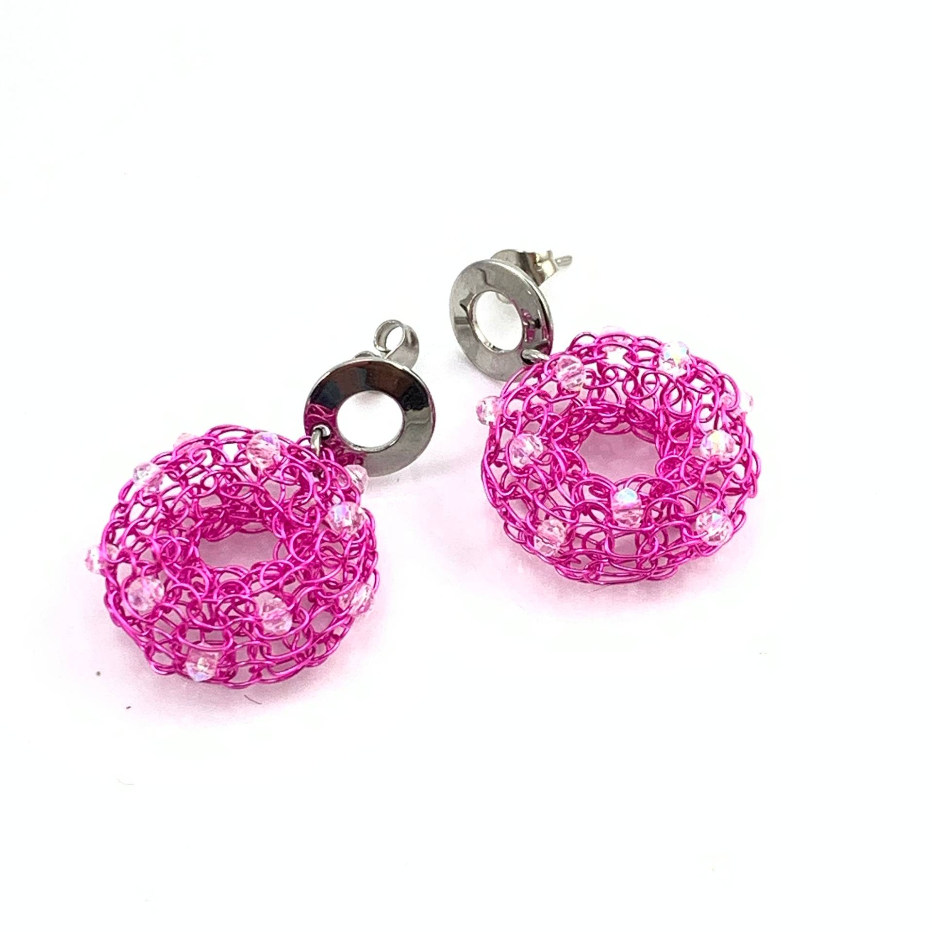 Ohrringe Gestrickter Donut-/Ring Aus Pinkfarbenem Kupferdraht Mit Glitzernden Glasschliffperlen von smdesignatelier