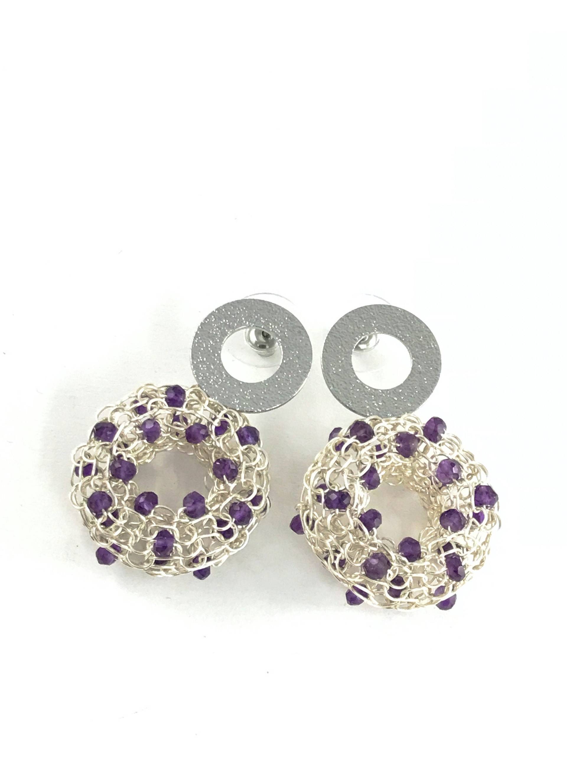 Ohrringe Gestrickter Donut-/Ring Aus Versilbertem, Anlaufgeschütztem Kupferdraht Mit Facettierten Amethysten von smdesignatelier