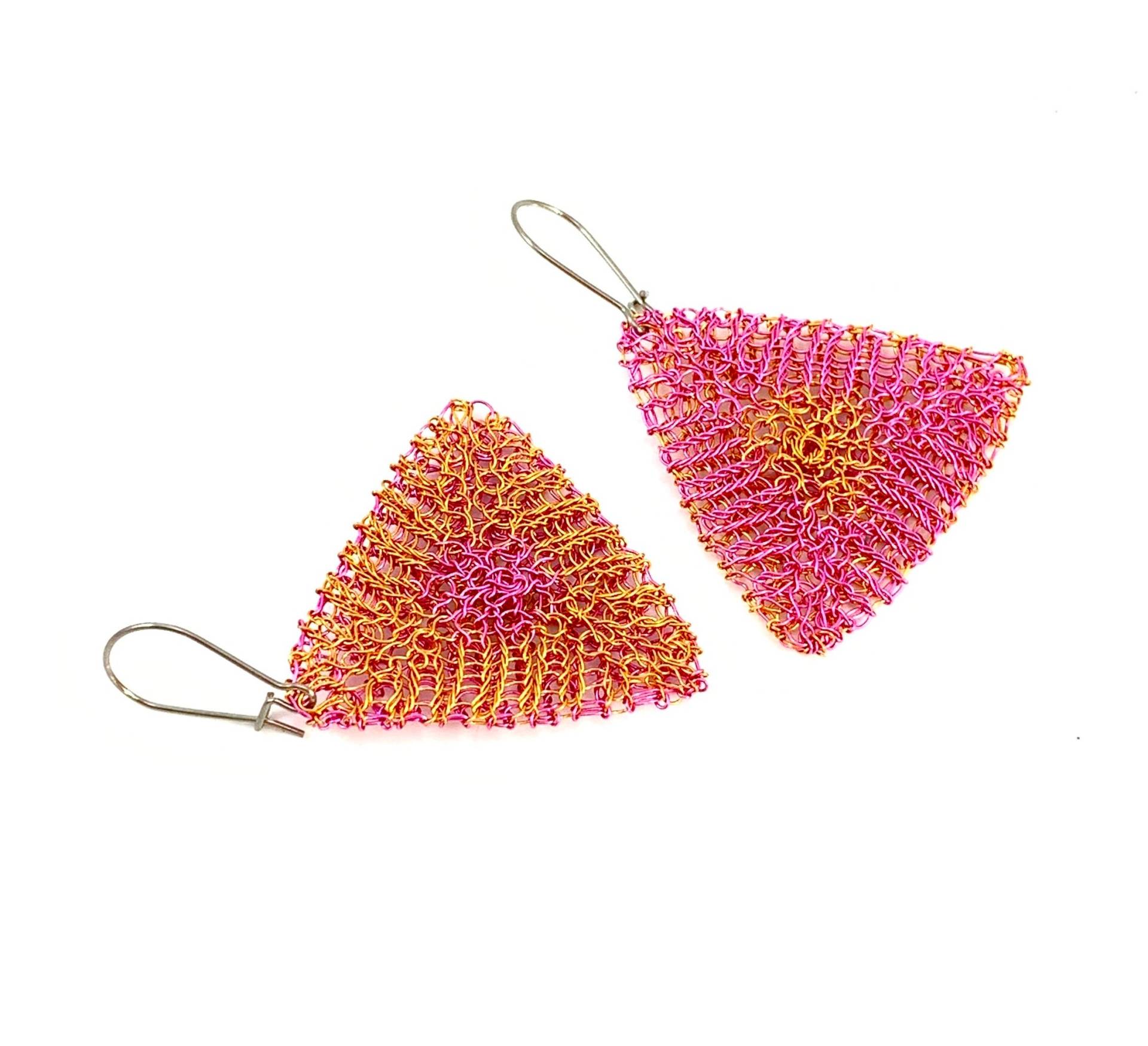 Ohrringe Mit Gestrickten Wende-Dreiecken - Orange/Pink von smdesignatelier