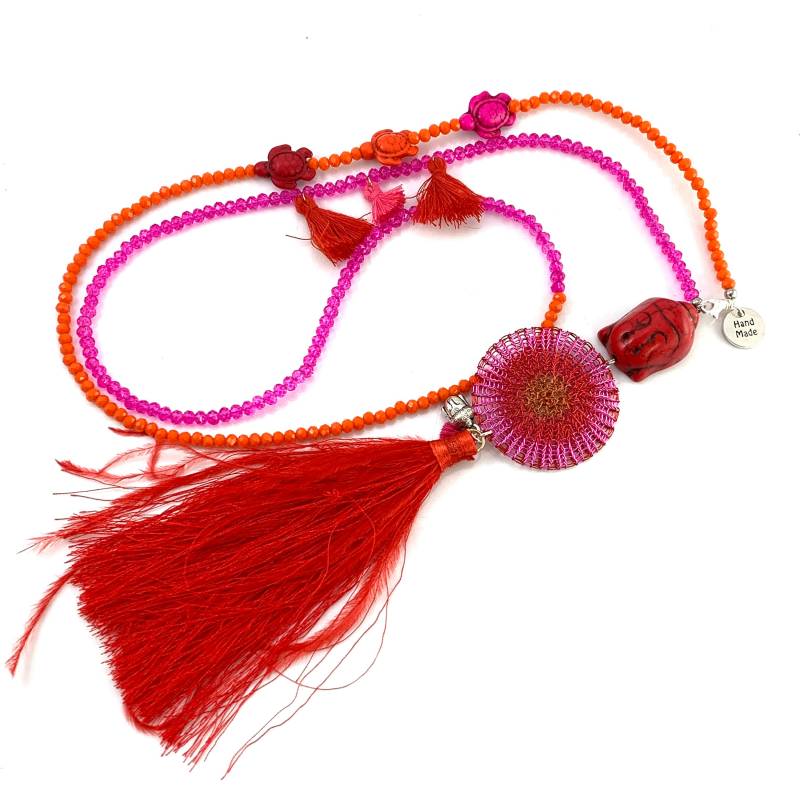 Quasten Kette Buddha - Orange/Rot/Pink Mit Doppelt Gestricktem Doubleface Scheiben-Element Und Kleinen Howlith Schildkröten Quasten Kette Buddha - Orange/Rot/Pink Mit Doppelt Gestricktem Doubleface Scheiben-Element Und Kleinen Howlith Schildkröten von smdesignatelier