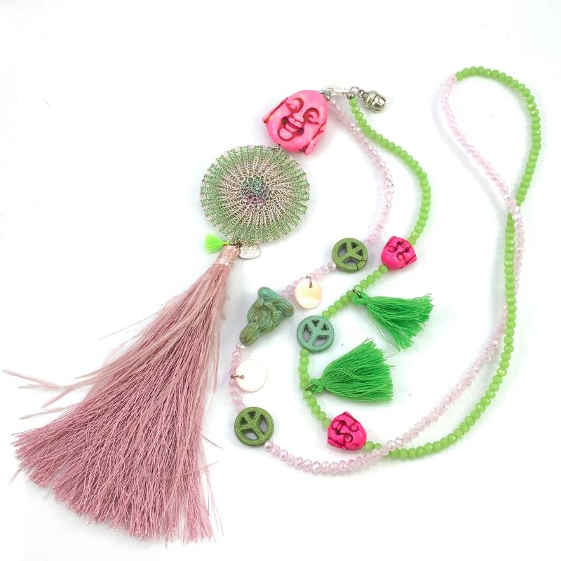 Quasten Kette Buddha - Rosa/Grün Mit Doppelt Gestricktem Doubleface Scheiben-Element Und Kleinen Howlith Buddhas Peace Zeichen Quasten Kette Buddha - Rosa/Grün Mit Doppelt Gestricktem Doubleface Scheiben-Element Und Kleinen Howlith Buddhas Peace Zeichen von smdesignatelier