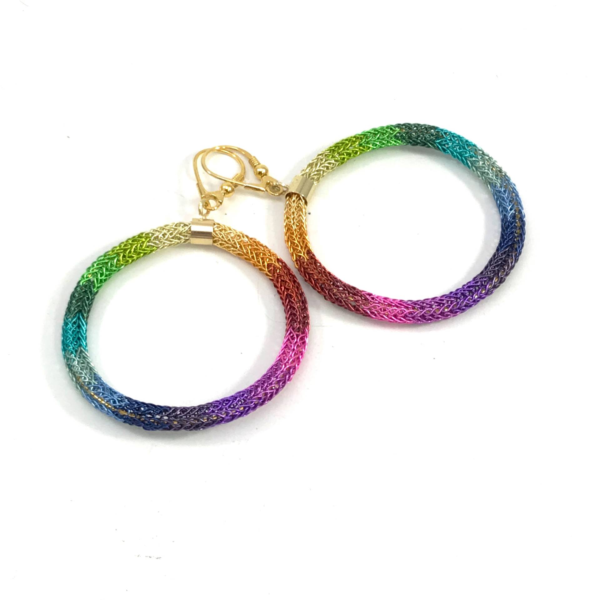 Unikat Doppelt Gestrickte Regenbogen Creolen Ohrringe Aus Kupferdraht von smdesignatelier