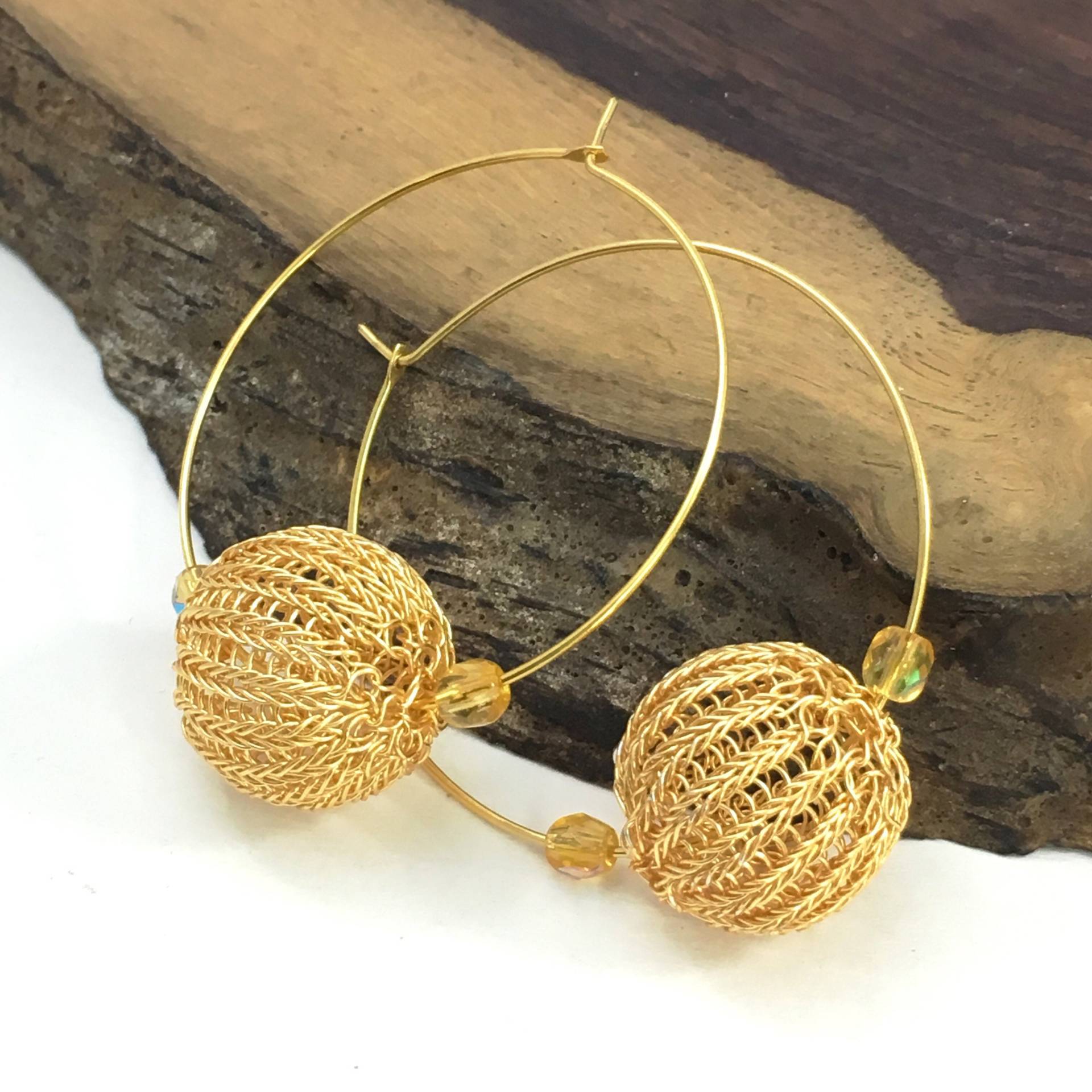 Unikat Gold-Filled Creolen Ohrringe Mit Hand Gestrickten Kugeln von smdesignatelier