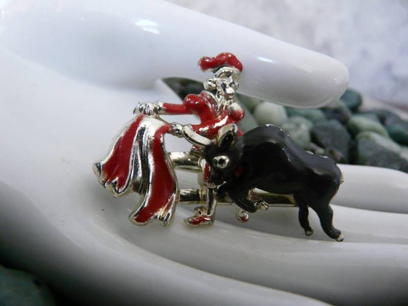 Bullfighter Und Stier Pin von smittysvintage