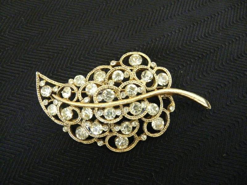 Goldfarbene Blattnadel Mit Hellgrünen Strasssteinen von smittysvintage