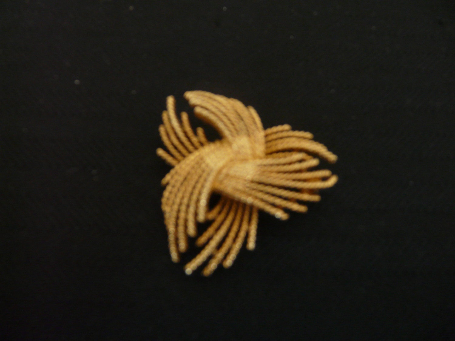 Lisner Goldfarbene Anstecknadel von smittysvintage