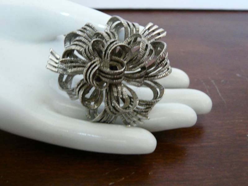 Silberfarbene Bandnadel von smittysvintage