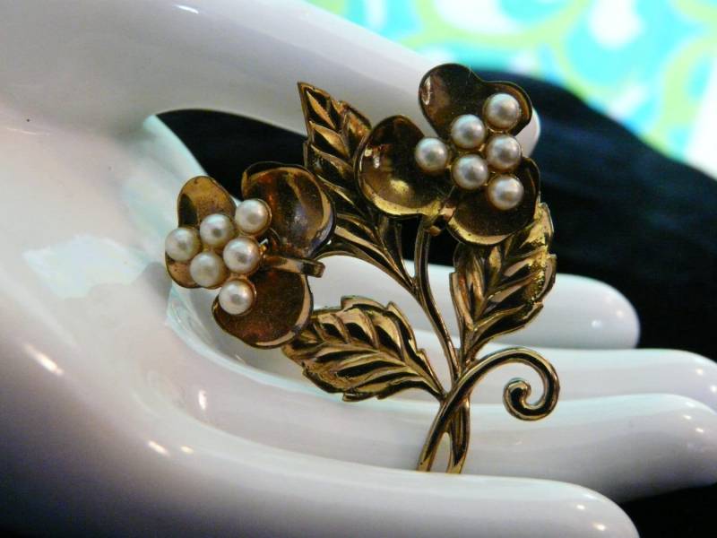 Simulierte Perlenblumennadel von smittysvintage