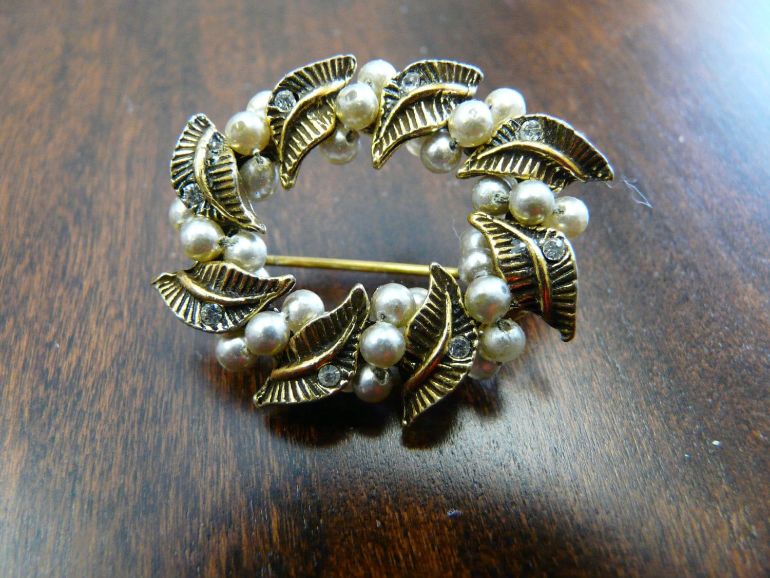 Strukturierte Goldfarbene Kunstperle Und Strassblatt Pin von smittysvintage