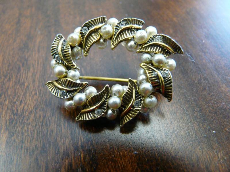 Strukturierte Goldfarbene Kunstperle Und Strassblatt Pin von smittysvintage