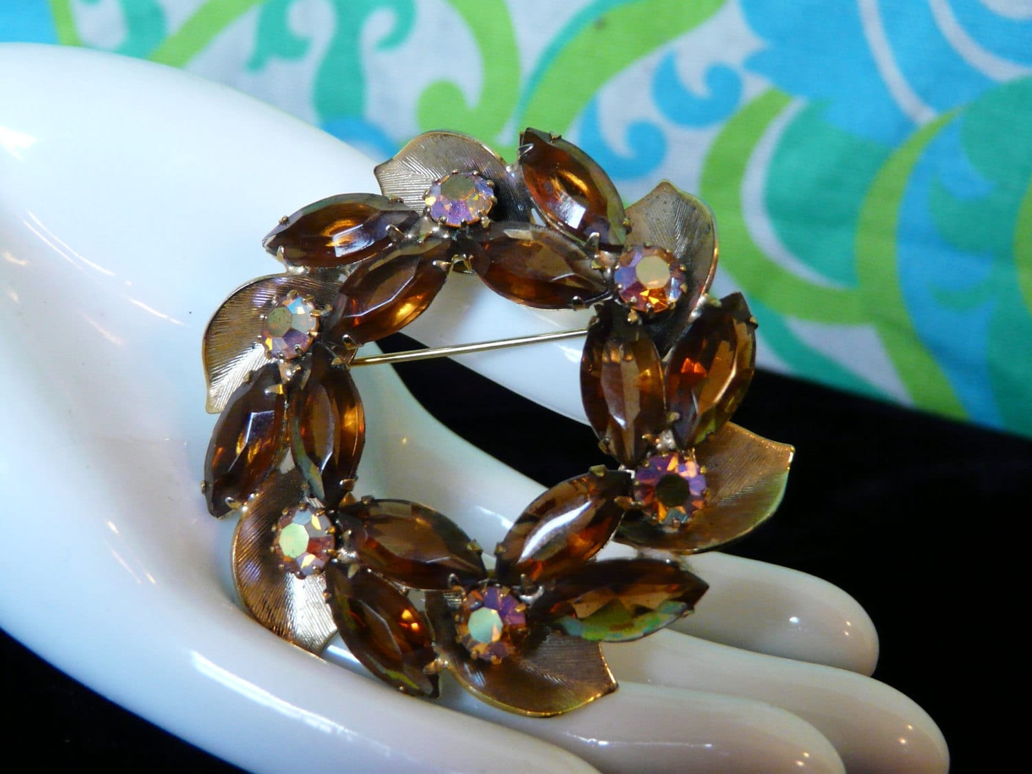 Vintage Pin Mit Topas Farbigen Steinen von smittysvintage