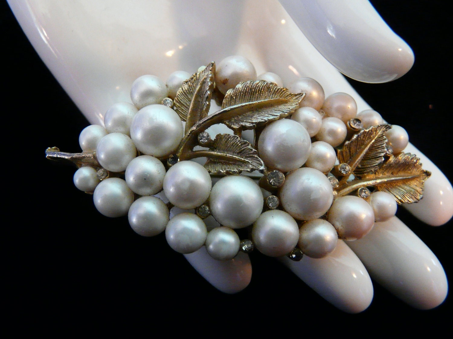 Vintage Simulierte Perlenblatt Pin von smittysvintage