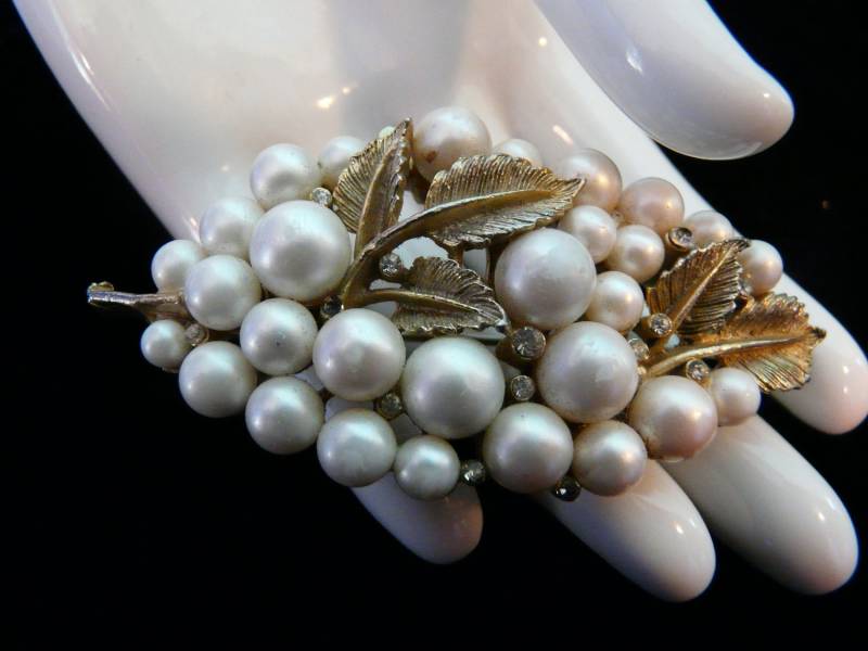 Vintage Simulierte Perlenblatt Pin von smittysvintage
