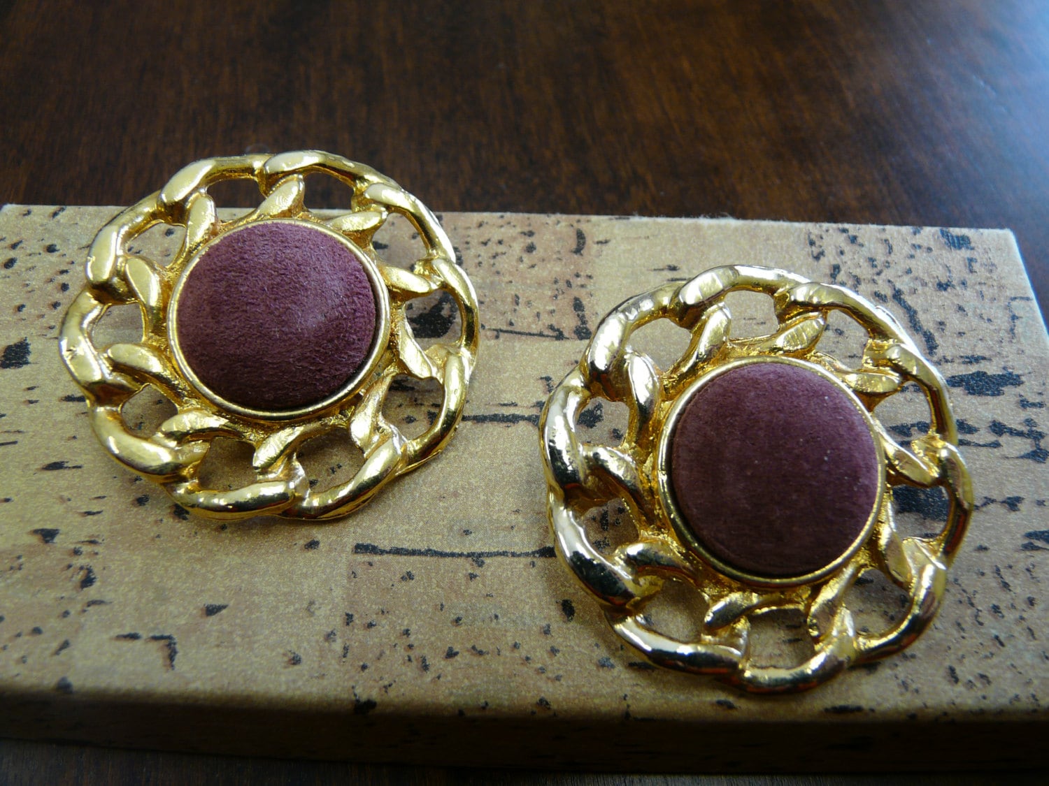 Wildleder Und Goldton Status Link Ohrringe von smittysvintage