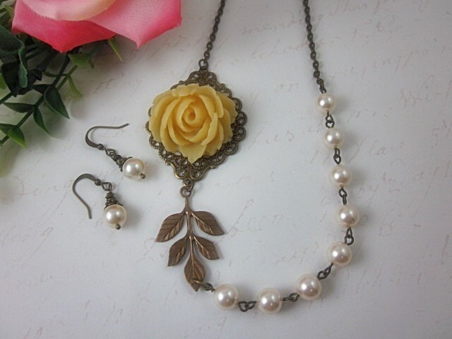 Creme Rose Mit Creamrose Swarovski Perlen Halskette Und Passende Ohrringe Set. Hochzeit. Brautschmuck von smoketabby