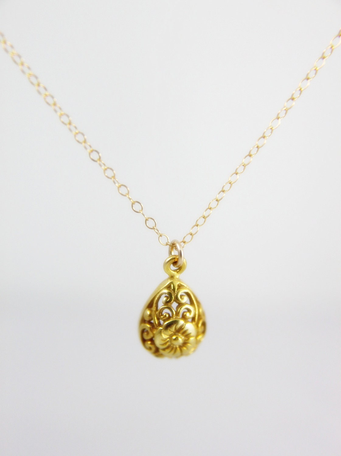 Gold Blumen Motiv Teardrop Charm Halskette. 24K Vermeil Anhänger Vergoldet Kette Alltags Schmuck Von Smoketabby von smoketabby