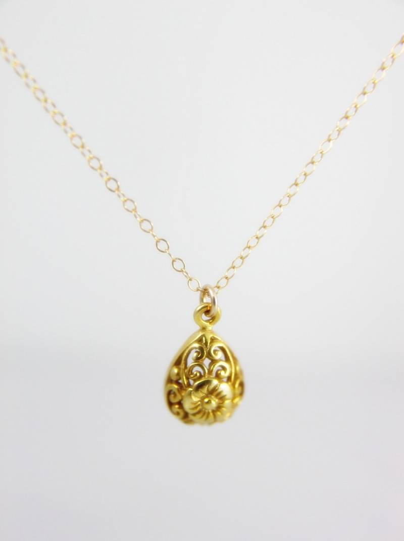 Gold Blumen Motiv Teardrop Charm Halskette. 24K Vermeil Anhänger Vergoldet Kette Alltags Schmuck Von Smoketabby von smoketabby