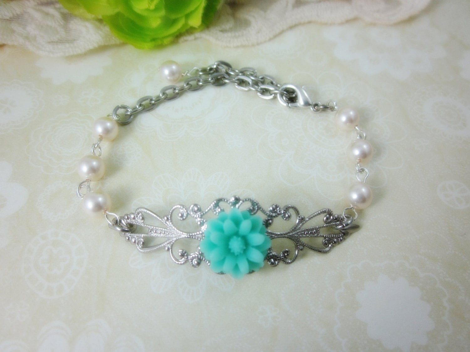 Mintblaues Gänseblümchen-Armband Mit Cremefarbenen Swarovski-Perlen. Silberton. Brautschmuck. Geschenke Für Brautjungfern von smoketabby