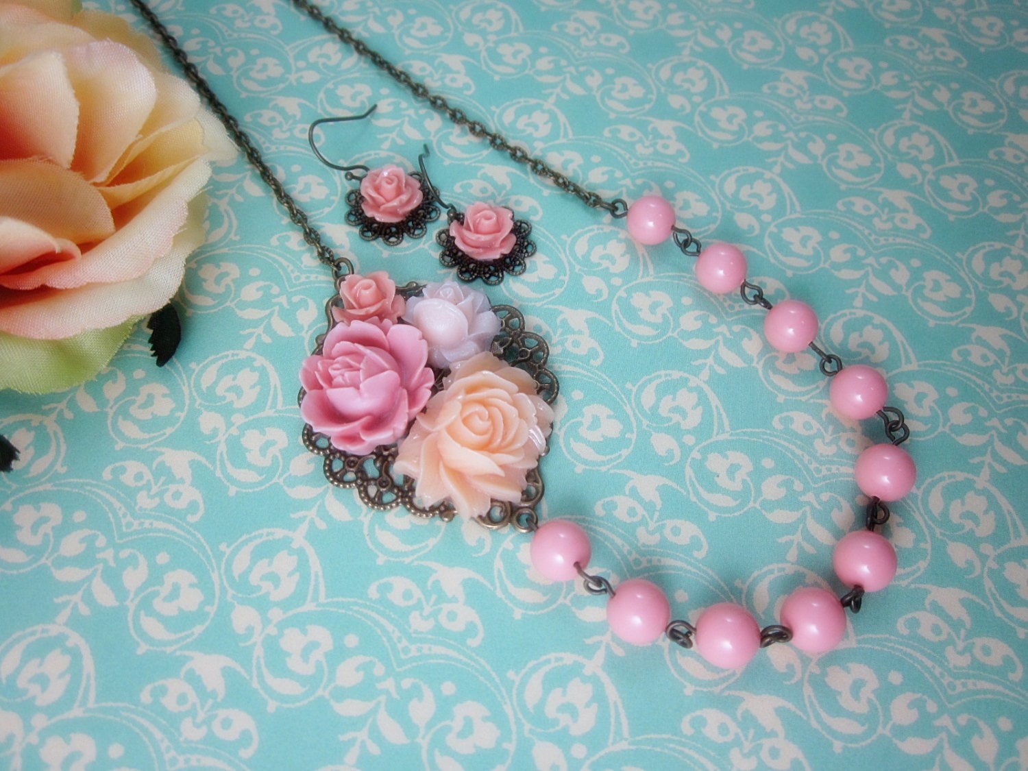 Rosa Rosen Mit Rosa Swarovski Perlen Set Aus Kette Und Ohrringe. Geburtstag. Weihnachten. Graduierung. Hochzeit. Brautjungfern-Geschenke. Trauzeugin von smoketabby