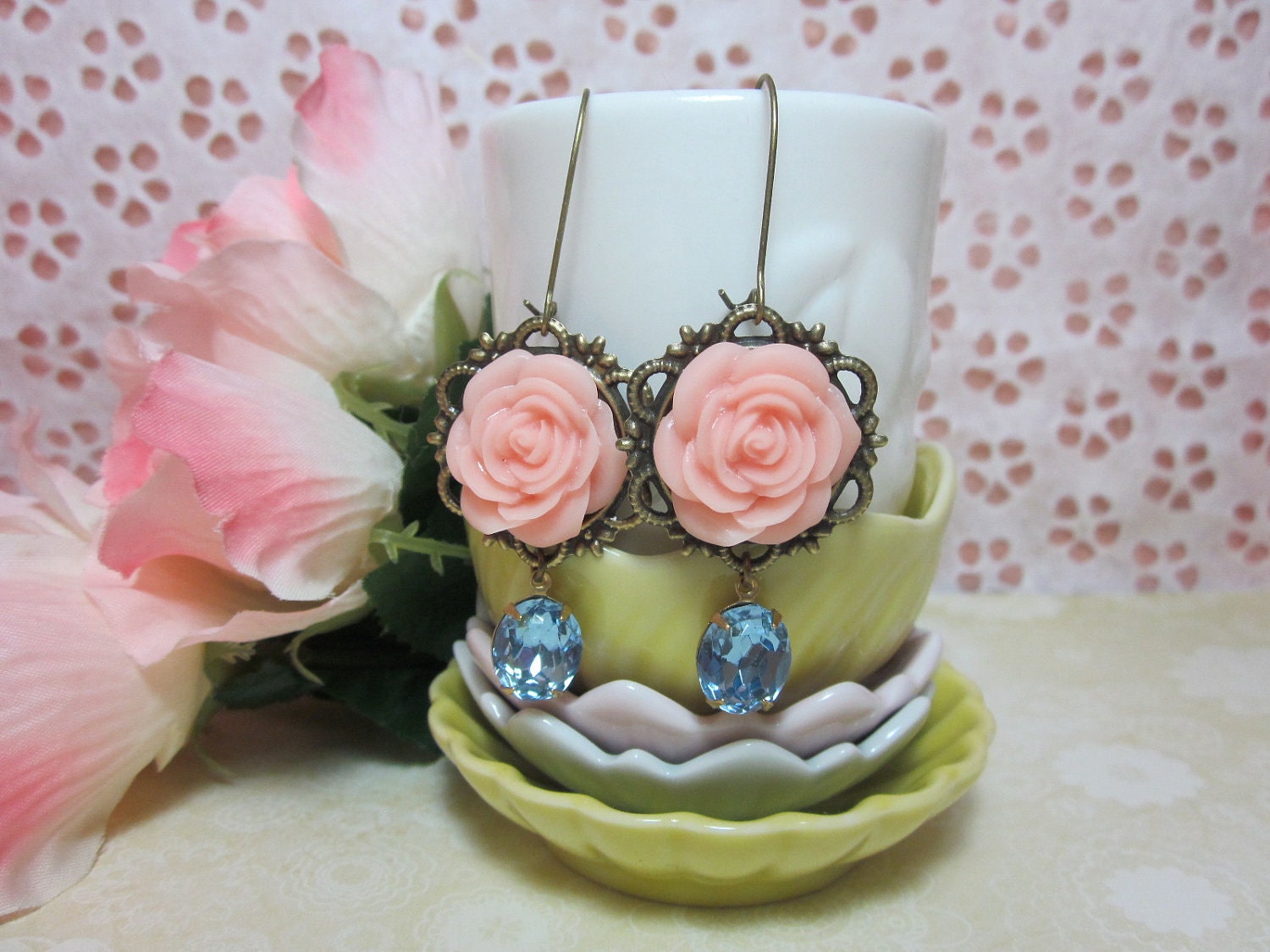 Soft Peach Rose Ohrringe Mit Aqua Blauen Glassteinen. Brautschmuck. Geschenk Für Sie. Geburtstag, Weihnachten von smoketabby