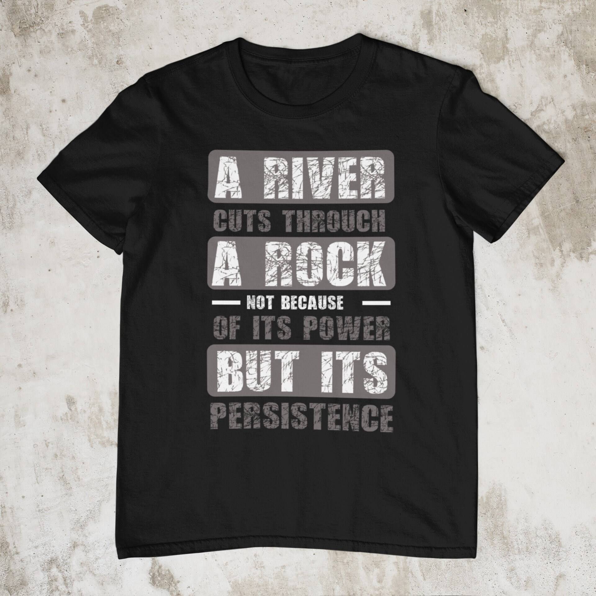 Ein Fluss Durchschneidet Einen Felsen Wegen Seiner Persistenz, Motivation Für Unisex Tshirt Ein Fluss Durchschneidet Einen Felsen Wegen Seiner Persistenz, Motivation Für Unisex Tshirt von smugshots