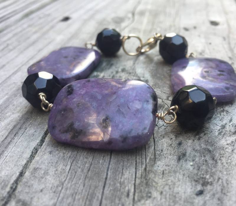 Lila Sesam Jaspis Und Schwarze Facettierte Onyx Perlen Edelstein Armband von smutopia